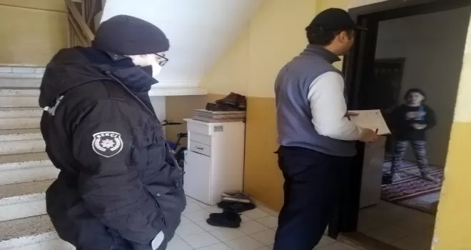 Bekçi eşliğinde yardım paraları dağıtılırken duygulandıran diyalog

