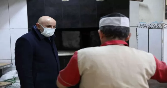 Belediye Başkanı Altınok esnaf ziyaretinde fırının başına geçti
