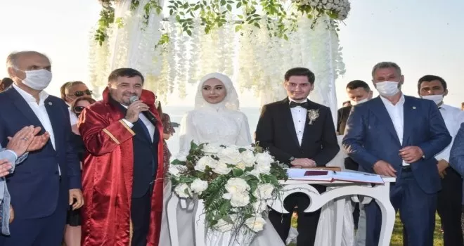 Belediye Başkanı oğlunun nikahını kıydı
