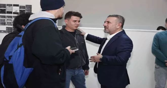 Belediye başkanı, öğrencilerin derslerine yardım ediyor
