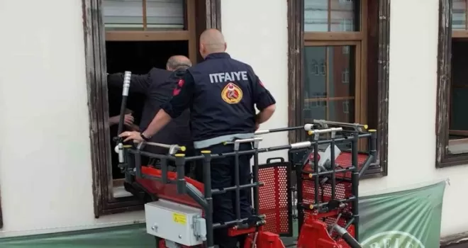 Belediye başkanı törende belediye binasına 2. katın penceresinden girdi
