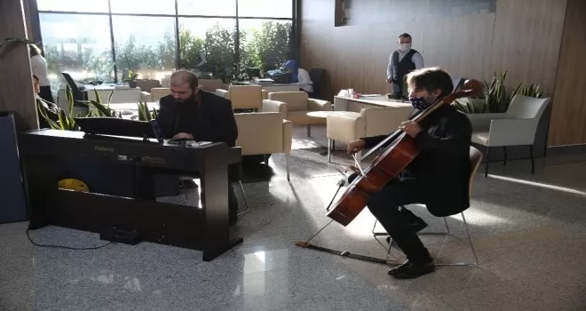 Belediye çalışanlarına müzikli karşılama
