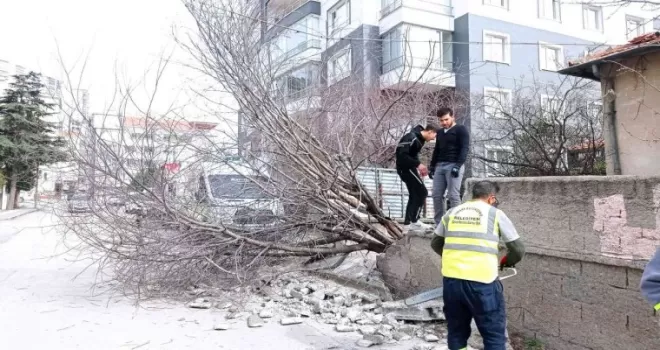 Belediye, fırtınalı Başkent gününde de teyakkuzdaydı
