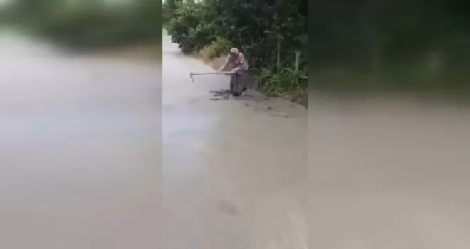 Belediyenin döktüğü beton yolu elinde kazma ile böyle zarar verdi
