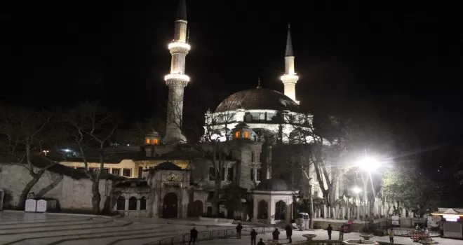 Berat Kandili’nde camiler korona virüs tedbirleri nedeniyle boş kaldı
