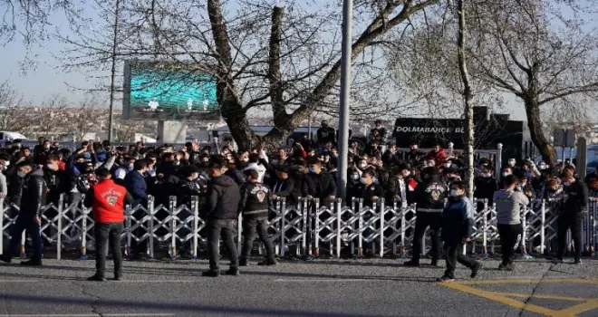 Beşiktaş’a taraftarlardan meşaleli karşılama
