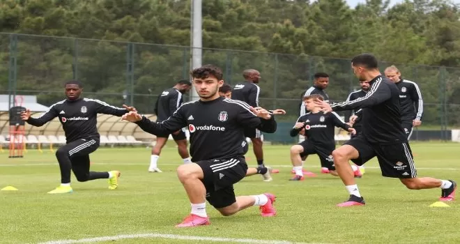 Beşiktaş günün ilk idmanını tamamladı
