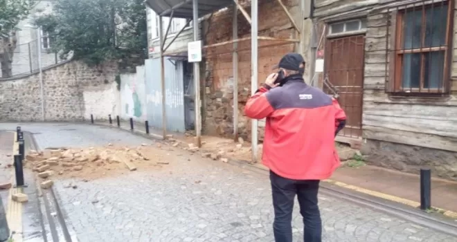 Beşiktaş’ta duvar çöktü
