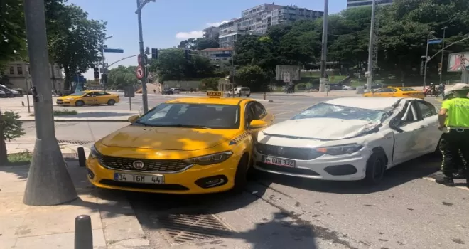 Beşiktaş’ta fren sistemi bozulan otomobil 5 araca çarptı
