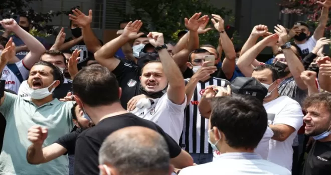 Beşiktaş taraftarları Sergen Yalçın’ın evinin önünde toplandı
