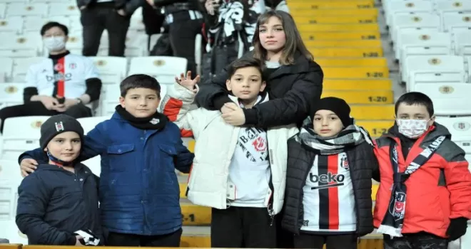 Beşiktaş tribünlerine kadınlar renk kattı
