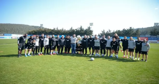 Beşiktaşlı futbolculardan sağlık ekibine çiçek
