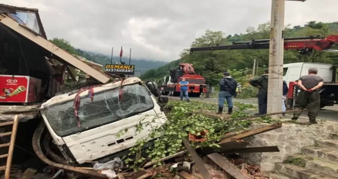 Beton mikseri bakkal dükkanının üzerine devrildi: 2 yaralı
