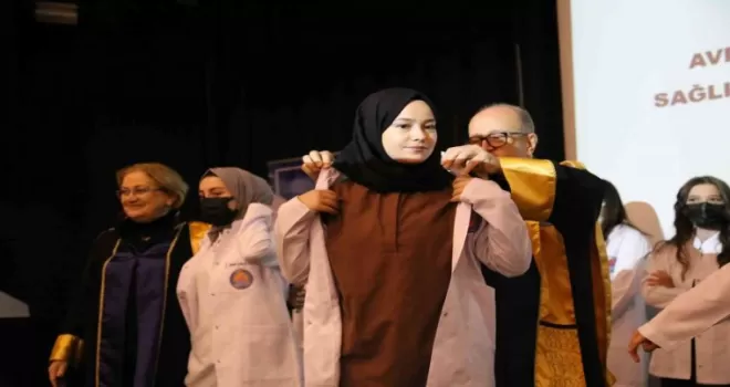 Beyaz önlüklerini törenle giydiler
