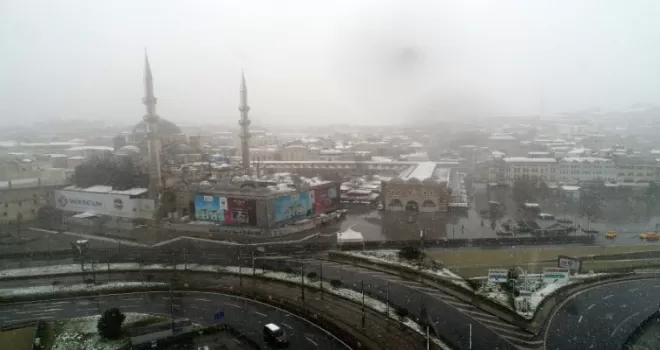 Beyaza bürünen Eminönü Meydanı havadan görüntülendi
