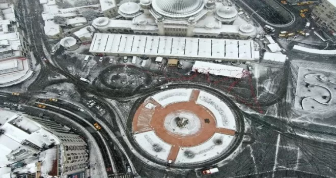 Beyaza bürünen Taksim Meydanı havadan görüntülendi
