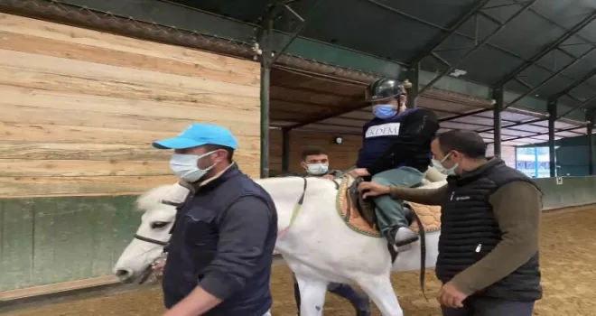Beykoz’da atlı terapi ile engelli çocuklar şifa buluyor
