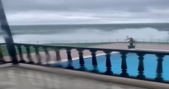 Beykoz’da metrelerce yükselen dalgaların kıyıya vurması kamerada
