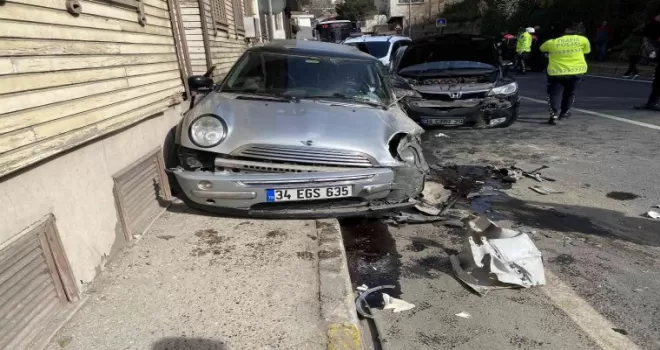 Beykoz’da servis minibüsü ile otomobil kafa kafaya çarpıştı: 1 yaralı

