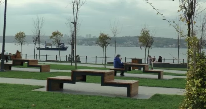 Beykoz sahilde korona virüse karşı sosyal mesafeli banklar
