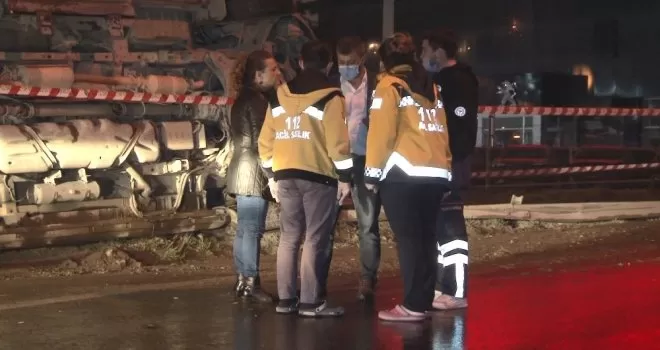 Beylikdüzü’nde ambulans kontrolden çıkarak devrildi: 2 yaralı
