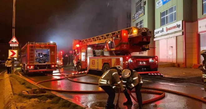 Beylikdüzü’nde bir çelik kapı imalathanesinde yangın çıktı
