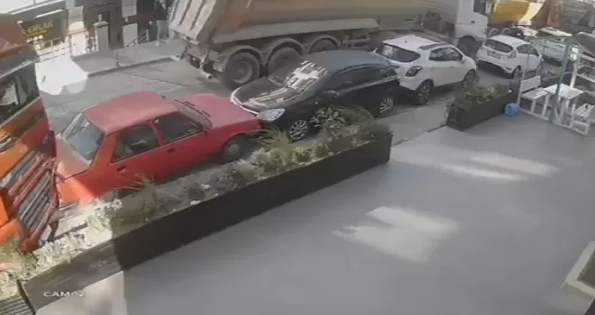 Beylikdüzü’nde el freni çekilmeyen hafriyat kamyonu 4 araca çarptı
