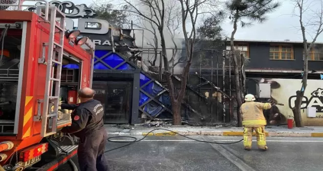 Beylikdüzü’nde iki katlı kafede yangın
