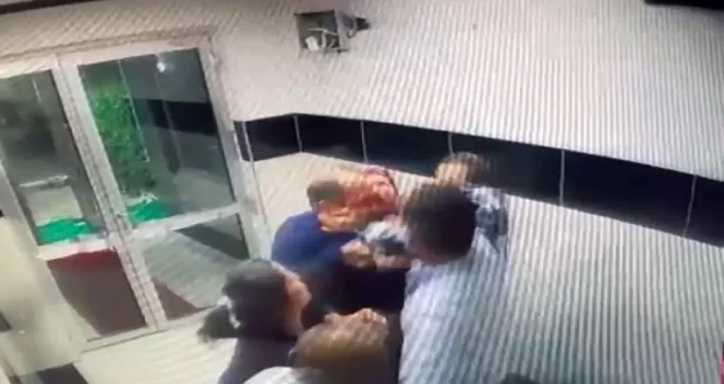 Beylikdüzü’nde komşu kavgası kamerada

