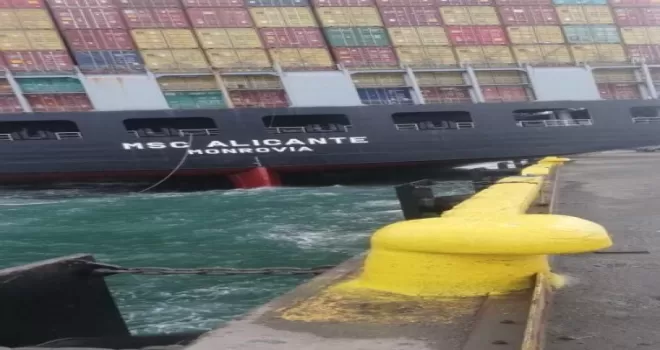 Beylikdüzü’nde liman içerisinde gemi karaya oturdu
