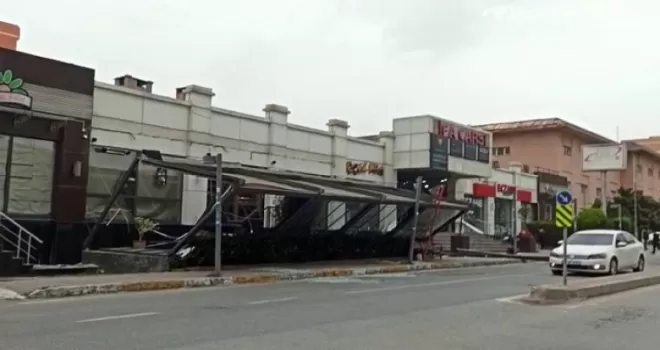 Beylikdüzü’nde lodos  çatıyı uçurdu
