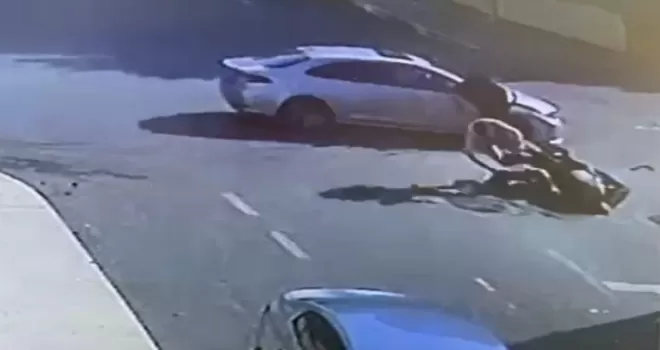 Beylikdüzü’nde motosiklet ile otomobil çarpıştı:  1 yaralı
