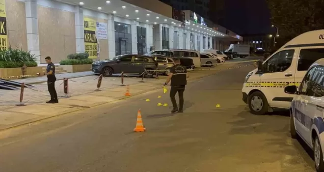Beylikdüzü’nde motosikletli saldırgan galeriye kurşun yağdırdı
