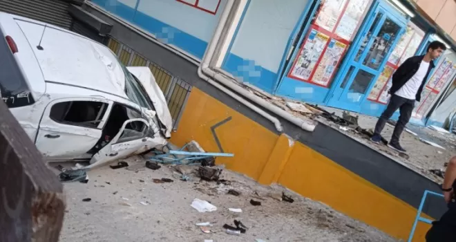 Beylikdüzü’nde otomobil markete daldı, vatandaşlar “deprem oluyor” sandı
