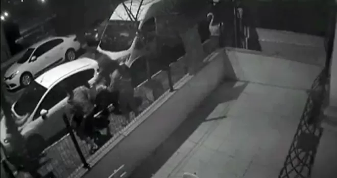 Beylikdüzü’nde tekmeli yumruklu kavga kamerada
