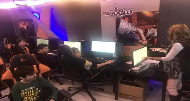 Beyoğlu Belediyesi’nden genç yazılımcılara tam destek
