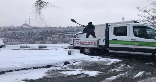 Beyoğlu Belediyesinden karla mücadelede yoğun çalışma
