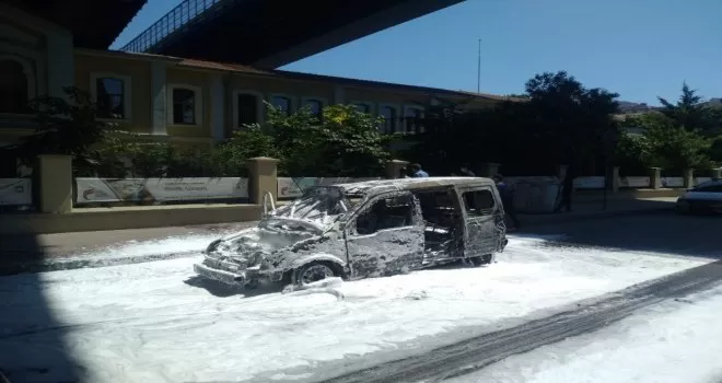 Beyoğlu’nda araç alev alev böyle yandı
