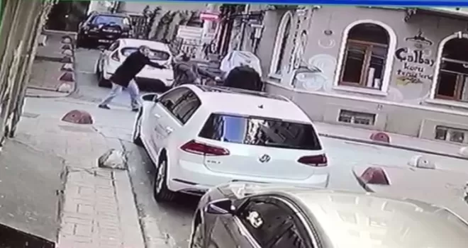 Beyoğlu’nda bıçaklı kavga kamerada
