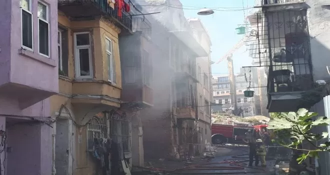 Beyoğlu’nda bulunan metruk binada yangın çıktı
