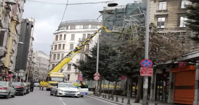Beyoğlu’nda fırtına nedeniyle uçan iskele vatandaşları korkuttu
