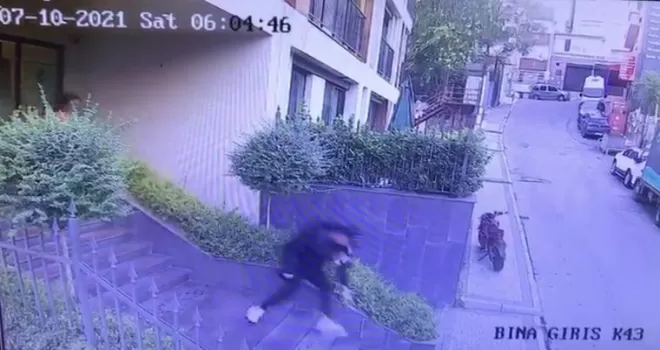 Beyoğlu’nda gasp içinde gasp kamerada
