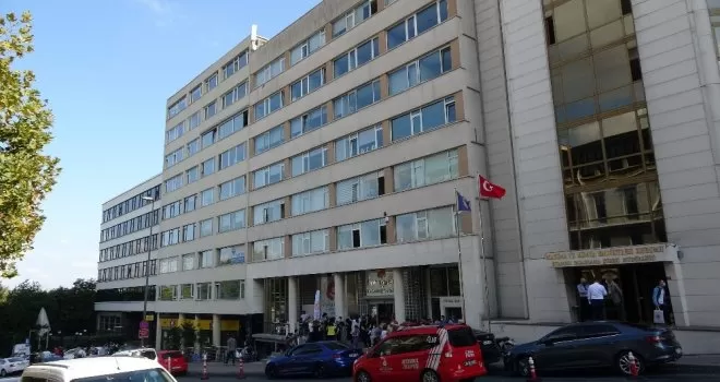 Beyoğlu’nda iş merkezinde yangın: Vatandaşlar kendini sokağa attı
