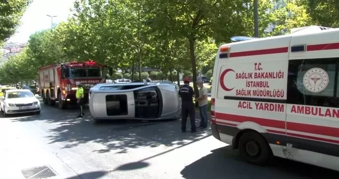 Beyoğlu’nda kaldırıma çarpan araç yan yattı
