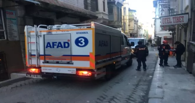 Beyoğlu’nda metruk binada çökme meydana geldi
