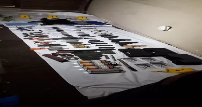 Beyoğlu’nda metruk binada silahlar ele geçirildi
