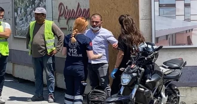 Beyoğlu‘nda motosikletli sürücü otomobile çarptı: 2 yaralı
