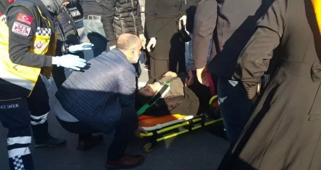 Beyoğlu’nda yolun karşısına geçmek isteyen kadına otomobil çarptı
