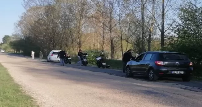 Bilecik Pazaryeri’nde motosiklet otomobile arkadan çarptı!