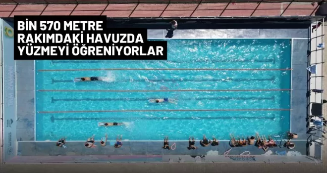 Bin 570 metre rakımdaki havuzda yüzmeyi öğreniyorlar